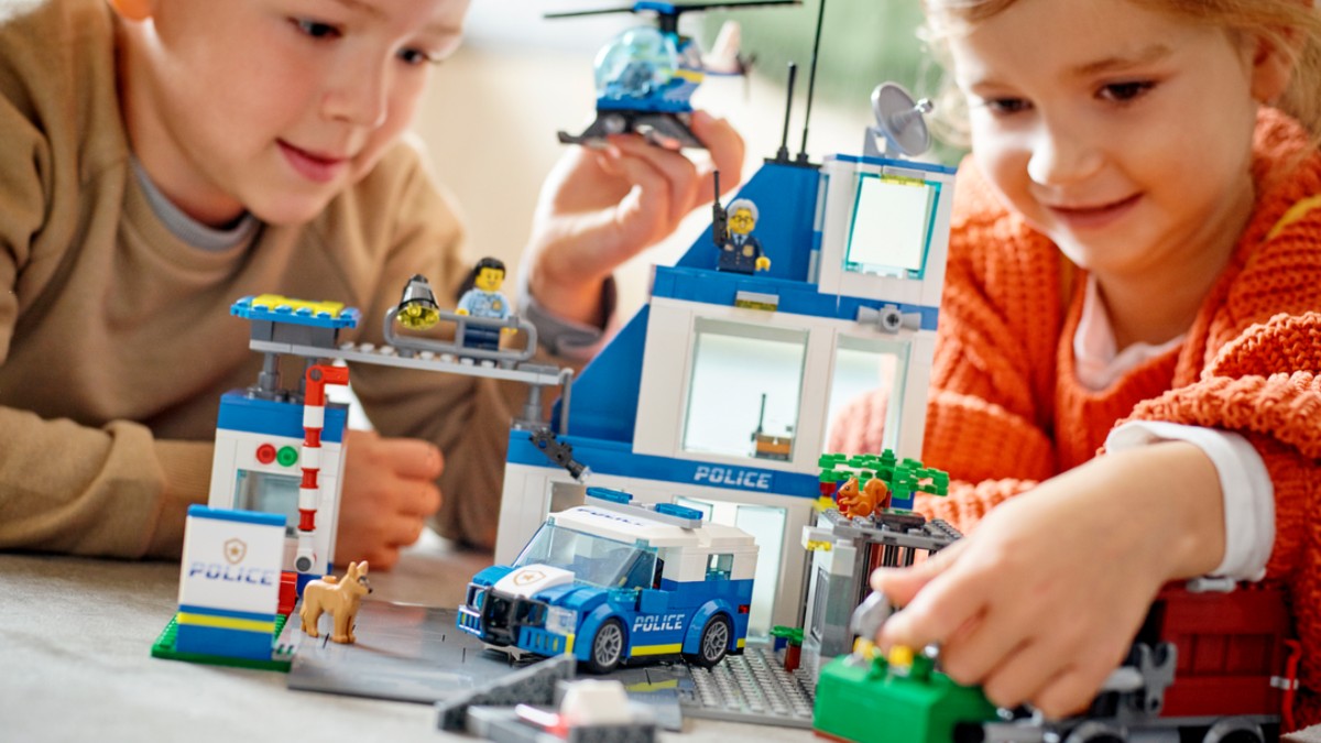 LEGO CITY 60316 Police Station lifestyle featured