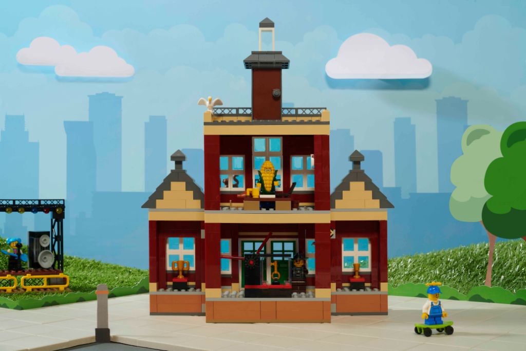 LEGO City 60271 Main Square 14