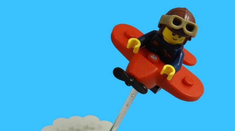 LEGO Collectible Minifigures Series 21 – Airplane Girl featured