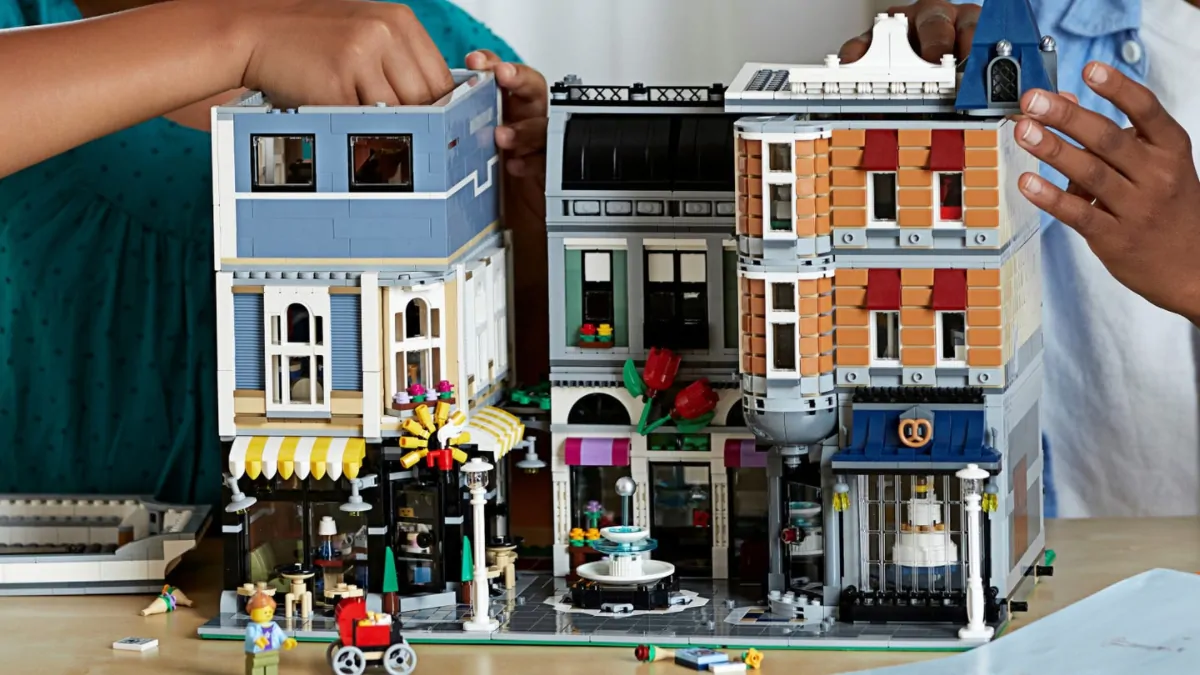 LEGO Creator Expert 10255 Assembly Square is back online