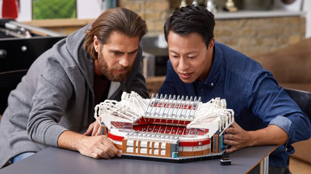 Lego Creator Expert 10272 Old Trafford Manchester United သည် အရွယ်အစားကို ပြောင်းလဲထားသည်။