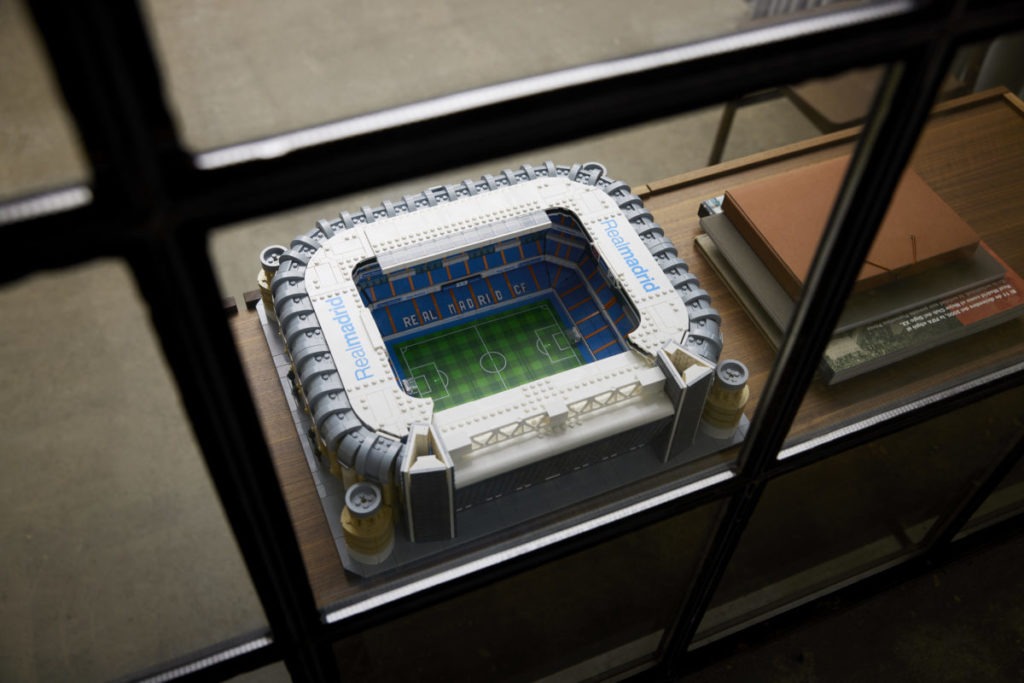 LEGO Creator Expert 10299 Santiago Bernabeu – Real Madrid stadium image 20