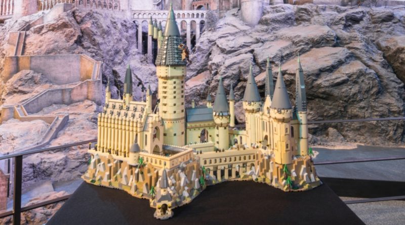 Lego ဟယ်ရီပေါ်တာ 71043 Hogwarts Castle အသားပေးပုံစံကိုအရွယ်အစားပြောင်းထားသည်