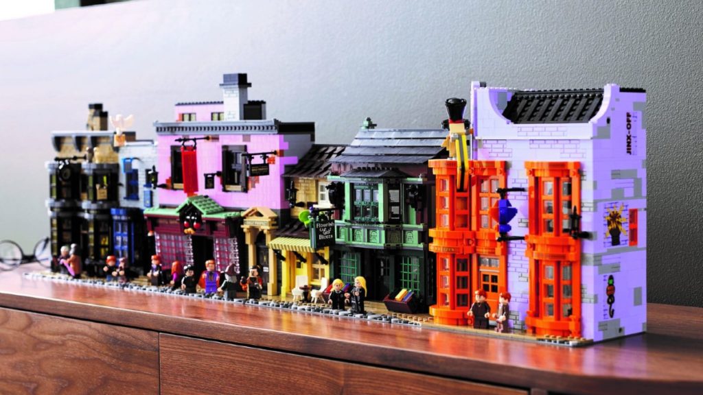 LEGO Harry Potter 75978 Diagon Alley ၏နေထိုင်မှုပုံစံကိုအသားပေးဖော်ပြထားသည်