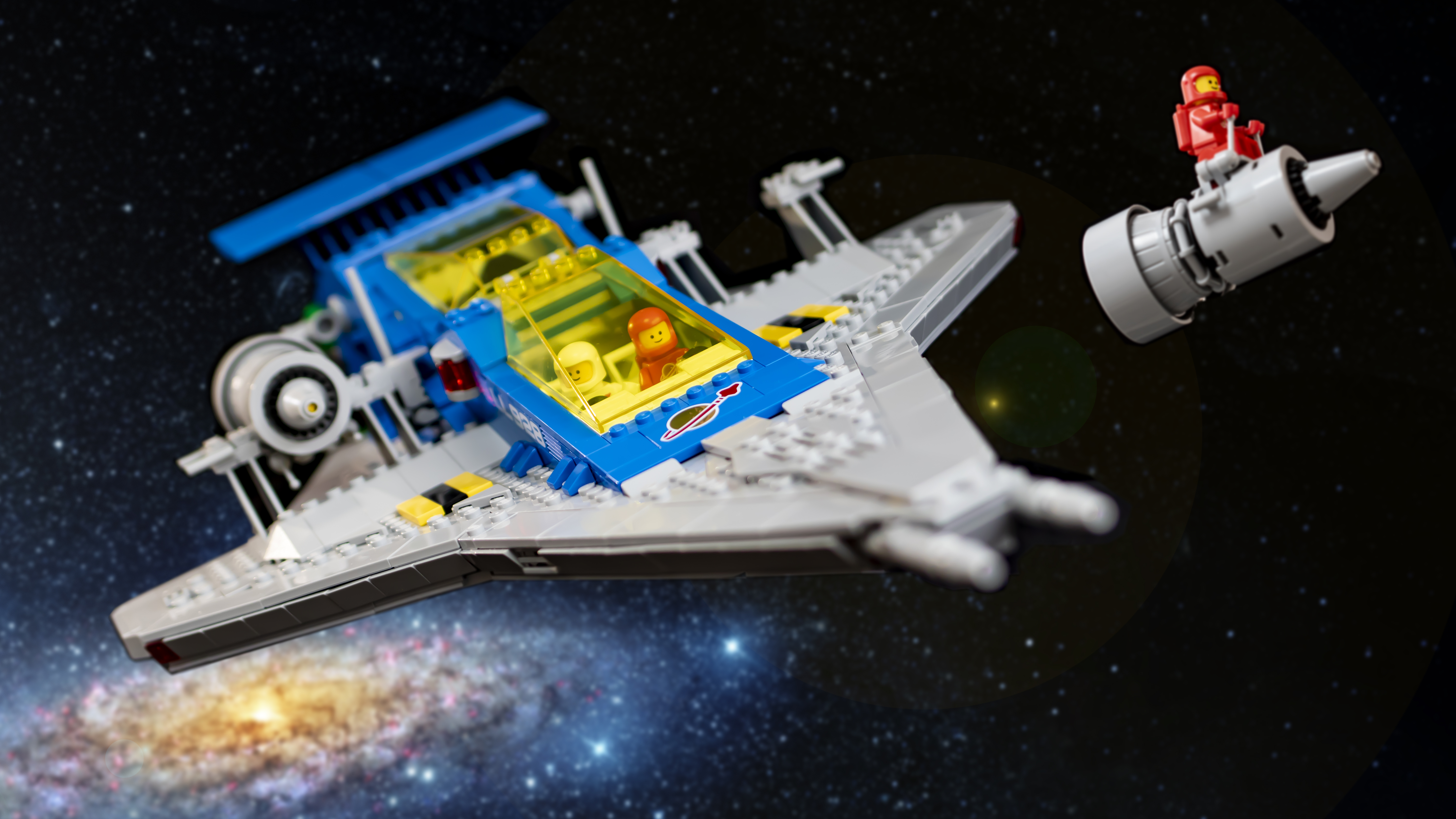 ロイ LEGO ICONS 10497 Galaxy Explorer review - Brick Fanatics