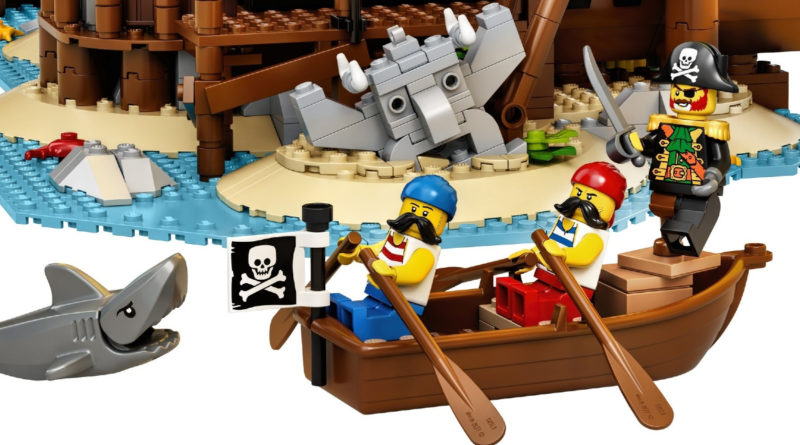 LEGO Ideas 21322 Pirati di Barracuda Bay minifigure squalo barca a remi in primo piano