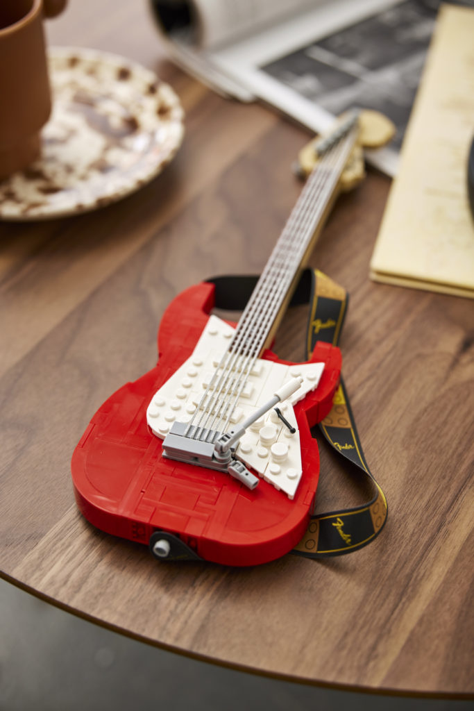 LEGO Ideas 21329 Fender Stratocaster 28