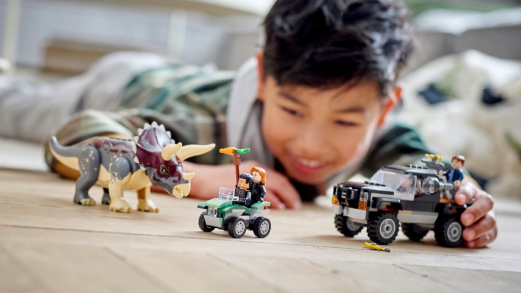 LEGO Jurassic World 76950 Emboscada de camioneta Triceratops destacada