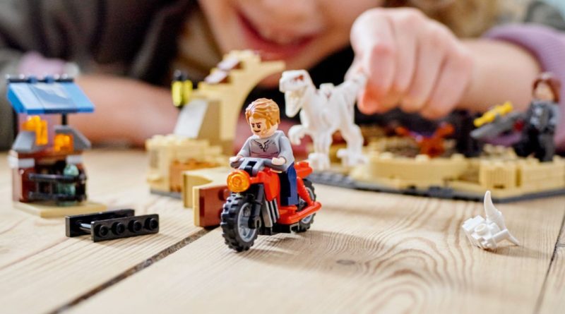 LEGO Jurassic World In primo piano lo stile di vita dell'inseguimento in bicicletta di Atrociraptor