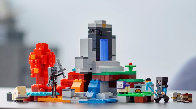 LEGO Minecraft 21172 The Ruined Portal lifestyle featured