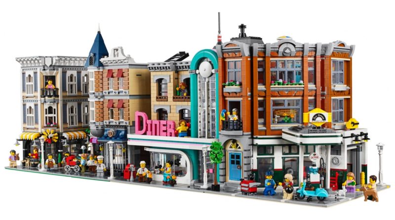 LEGO Modular Buildings Collection 10264 Garage ad angolo 10260 Downtown Diner 10255 Assembly Square in primo piano