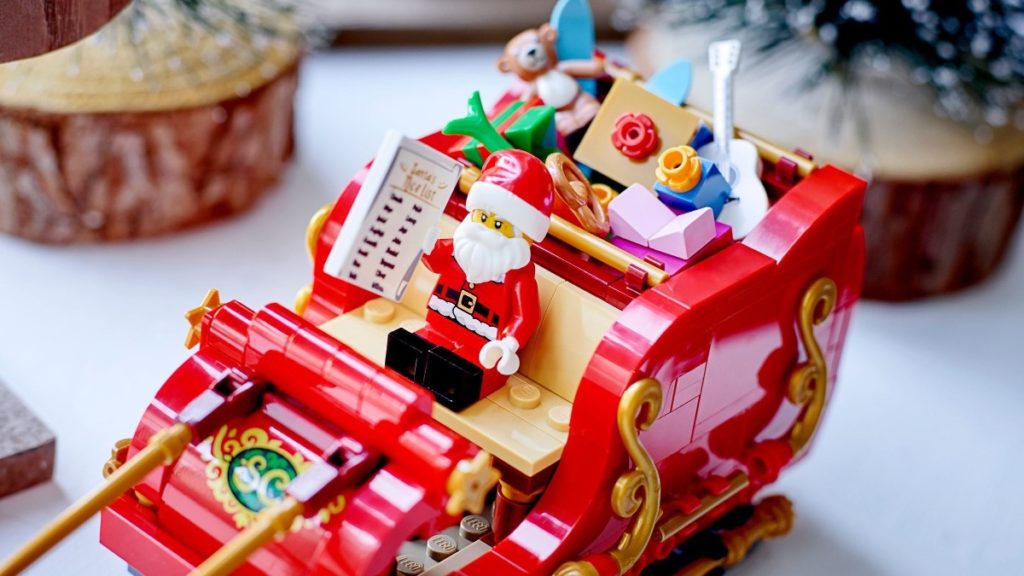LEGO ရာသီအလိုက် ၄၀၄၉၉ Santas Sleigh လူနေမှုပုံစံစရိုက်ကိုအနီးကပ်ဖော်ပြသည်