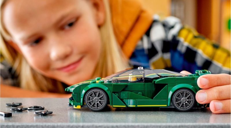 LEGO Speed Champions 76907 Lotus Evija in primo piano