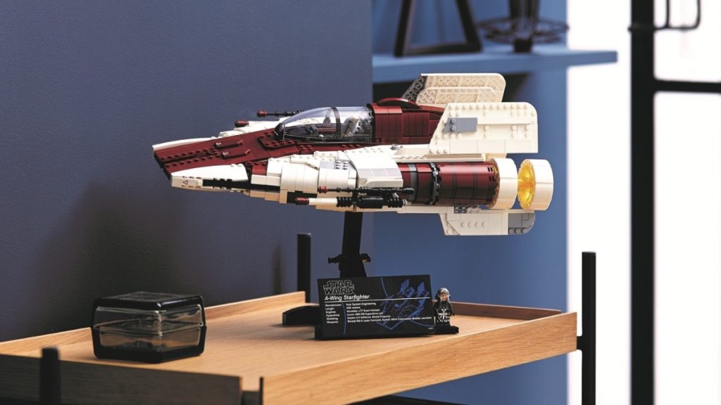 Lego Star Wars ၇၅၂၇၅ တောင်ပံ Starfighter ကိုအသားပေးဖော်ပြသည်