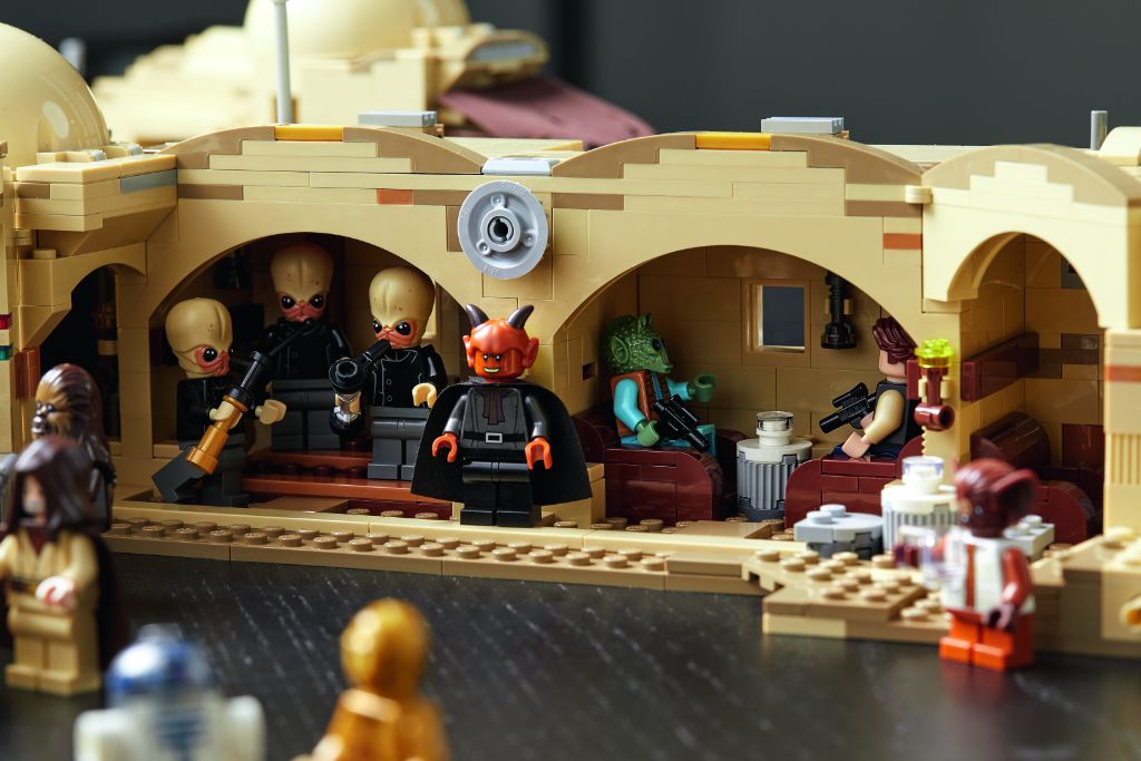 LEGO Star Wars 75290 Mos Eisley Cantina 21