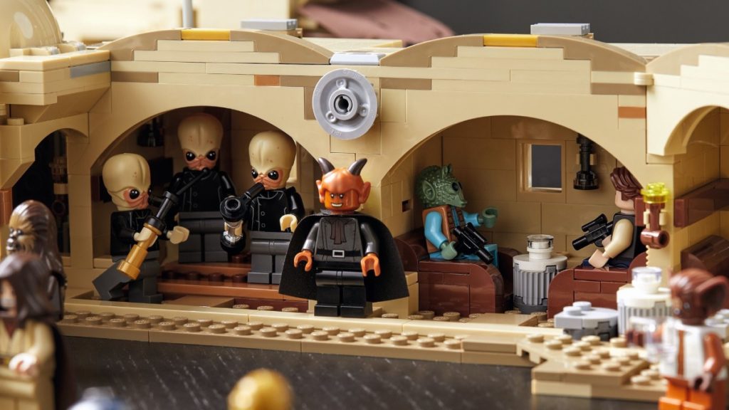 LEGO Star Wars 75290 Mos Eisley Cantina detail featured