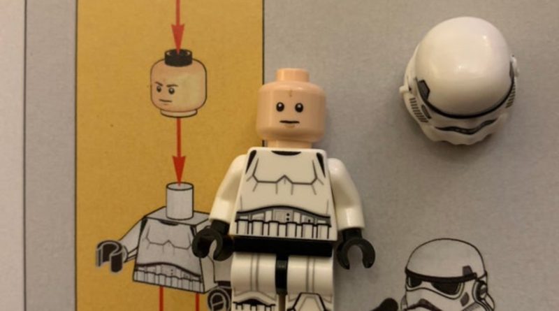 Lego Star Wars 75300 Imperial TIE Fighter သည် မှားယွင်းစွာ ရိုက်နှိပ်ထားသော Stormtrooper ကို အသားပေးထားသည်။