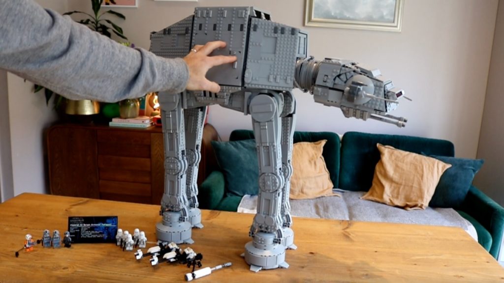 LEGO Star Wars 75313 AT AT test di stabilità in primo piano