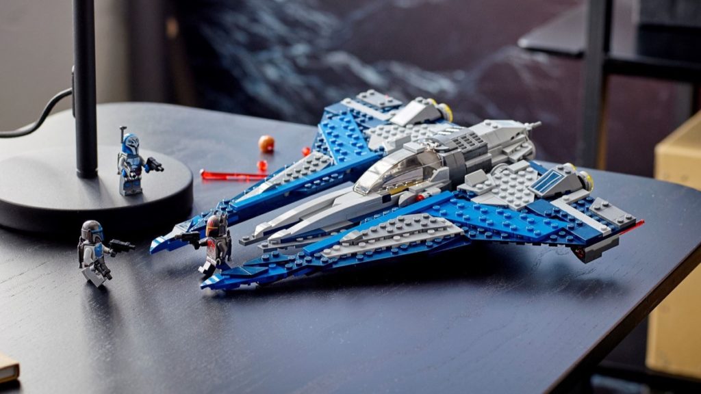 LEGO Star Wars 75316 Mandalorian Starfighter in primo piano ridimensionato