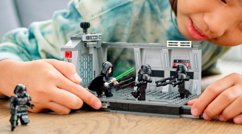 LEGO Star Wars 75324 DARK TROOPER BATTLEPACK lifestyle in primo piano