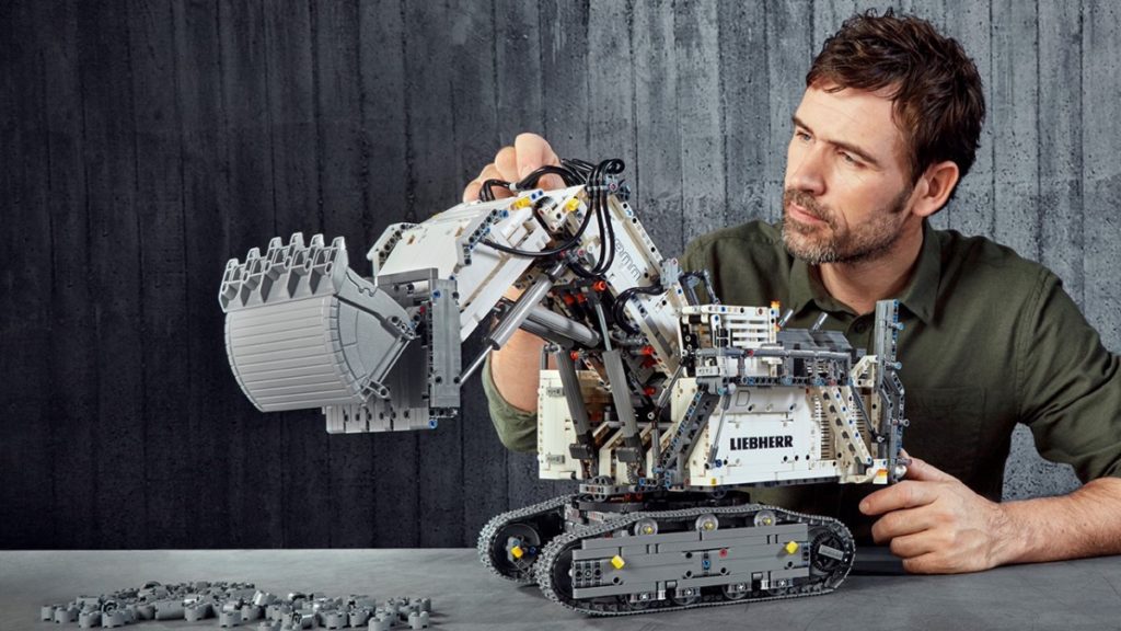 LEGO Technic 42100 Escavatore Liebherr R 9800 in primo piano ridimensionato