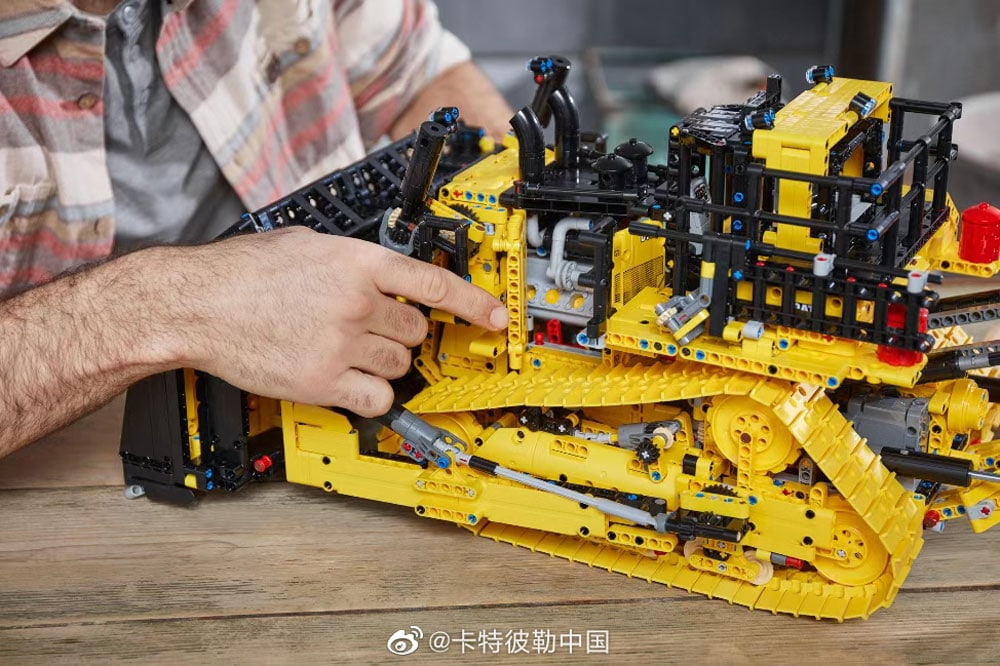 LEGO Technic 42131 CAT D11T Bulldozer 2