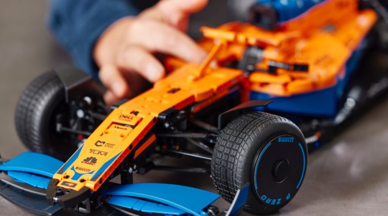 LEGO Technic 42141 McLaren ဖော်မြူလာ 1 ပြိုင်ကား ၂ စီး ပါဝင်ခဲ့သည်။