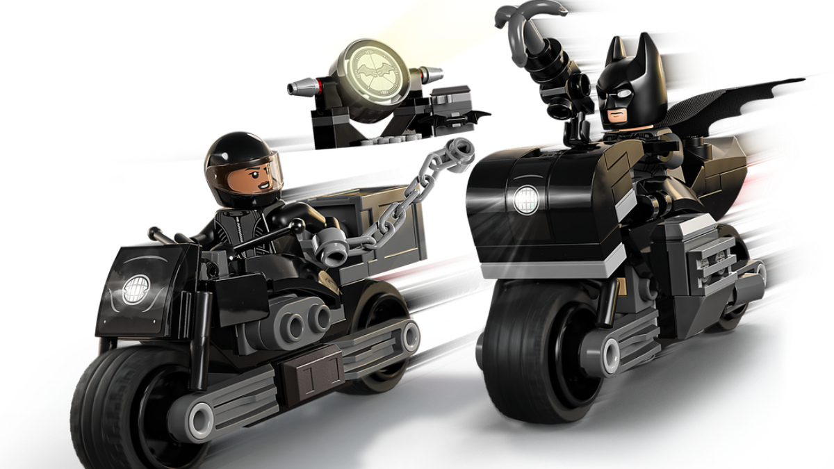 LEGO The Batman 76179 Batman Selina Kyle Motorcycle Pursuit Box Art No Background Featured