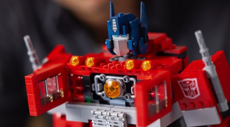 LEGO Transformers 10302 Optimus Prime in primo piano 2