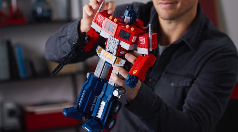 LEGO Transformers 10302 Optimus Prime in primo piano 3