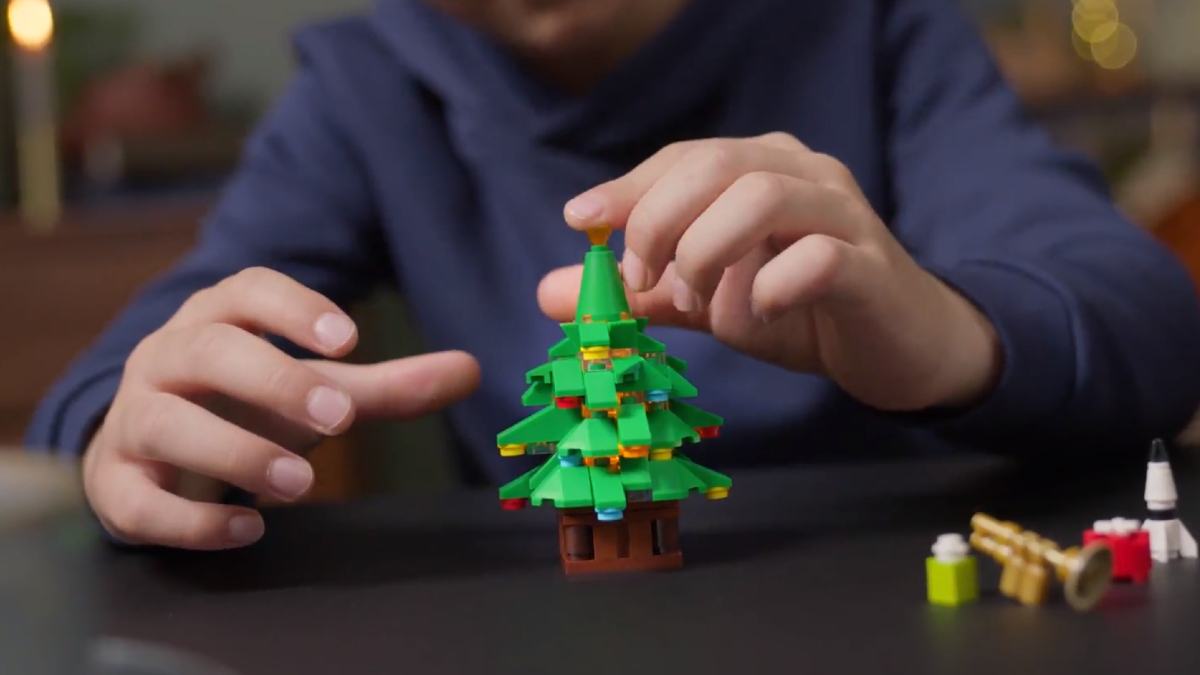 LEGO Christmas Window  Lego christmas, Lego winter, Cool christmas trees