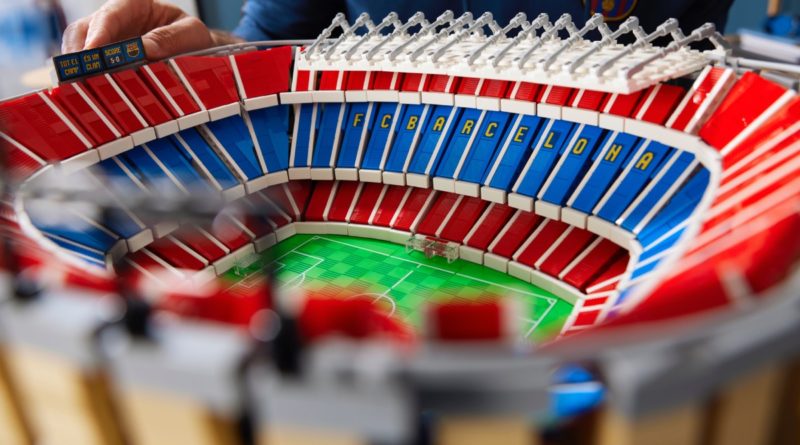 LEGO for Adults 10284 FC Barcelona Camp Nou in primo piano 6