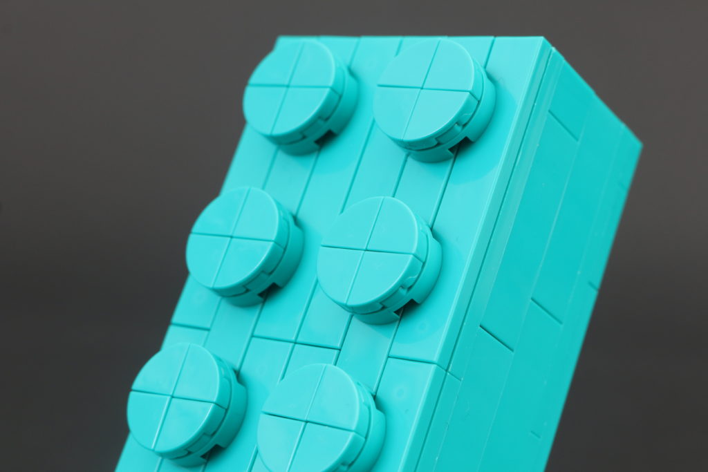 VIP Weekend LEGO 5006291 2×4 Teal Brick review 4